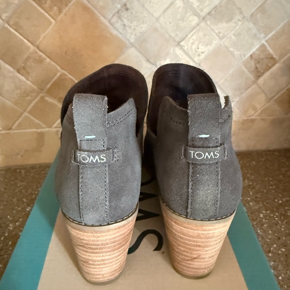 Toms Gray Suede Wedge Shoes - Picture 2 of 9